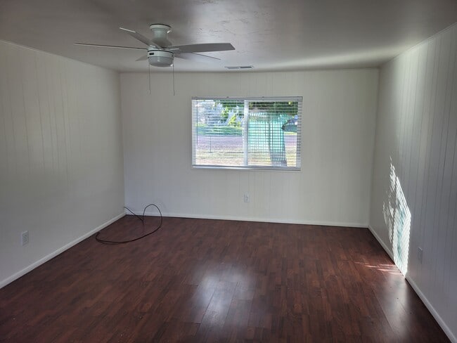 Building Photo - 1033 S 5th St