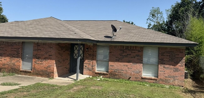 Primary Photo - Two bedroom 1 bath with great space on qui...