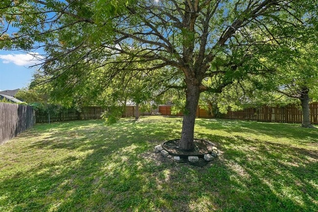 Building Photo - 802 Lantana Dr