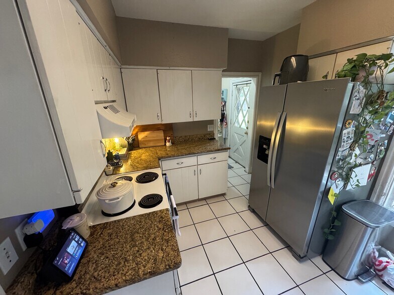 Kitchen w/ Lots of Cabinet Space - 4006 Hawthorne Ave