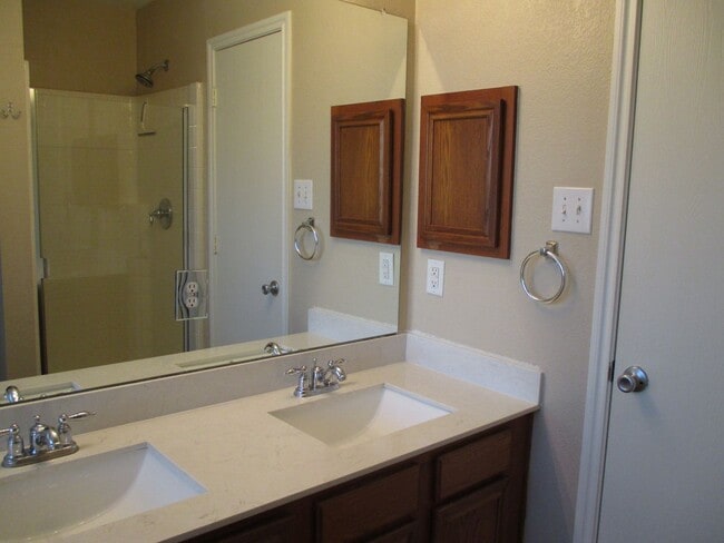 Building Photo - $1895  3 Bed/2 Bath/2 Garage  Ready for Mo...
