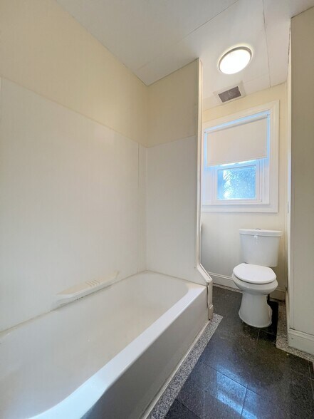 Building Photo - 4 River St