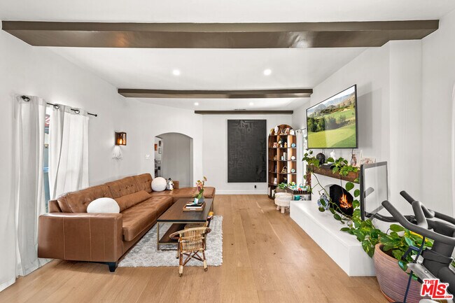 Building Photo - 3871 Roxton Ave
