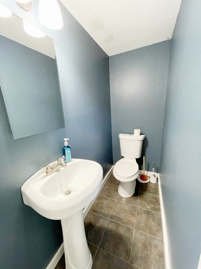Primary Photo - 114 1/2 W Walnut St