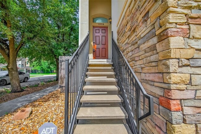 Building Photo - 1042 W 25th St