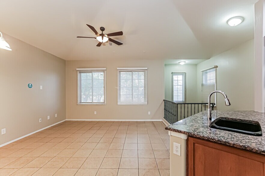 Building Photo - 2121 E Huntington Dr