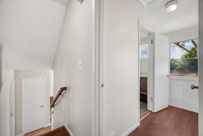 Building Photo - Tri Level 4 bedroom plus Family Room in Yorba Linda