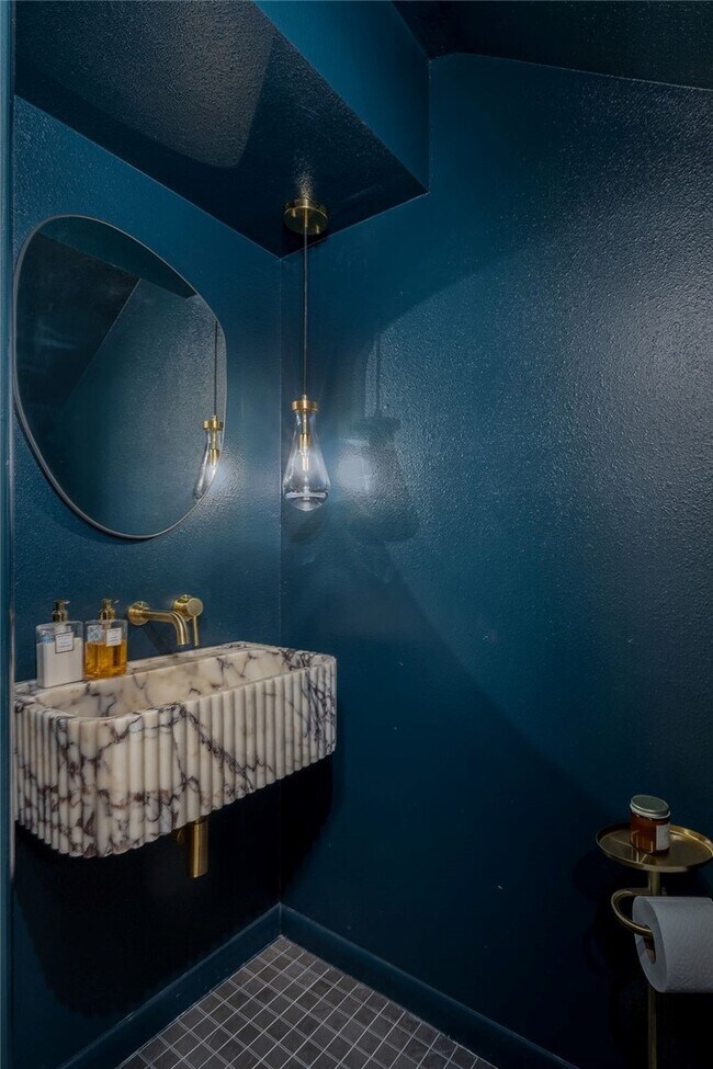 Building Photo - 884 Shrewsbury Ln