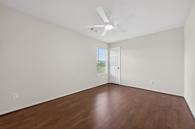 Building Photo - 14335 Plum Springs Dr