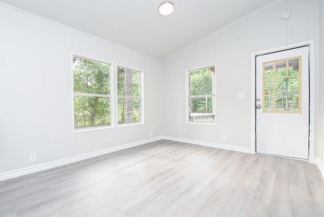 Building Photo - Be part of this cozy community at Roy Harris Loop