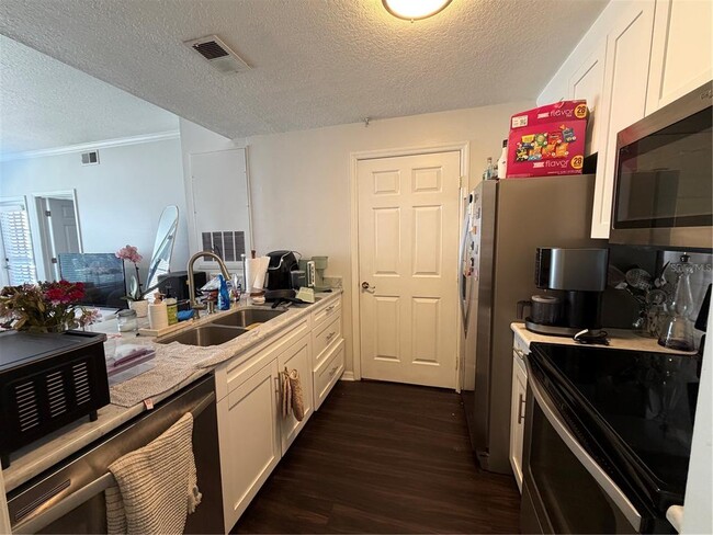 Building Photo - 800 S Dakota Ave