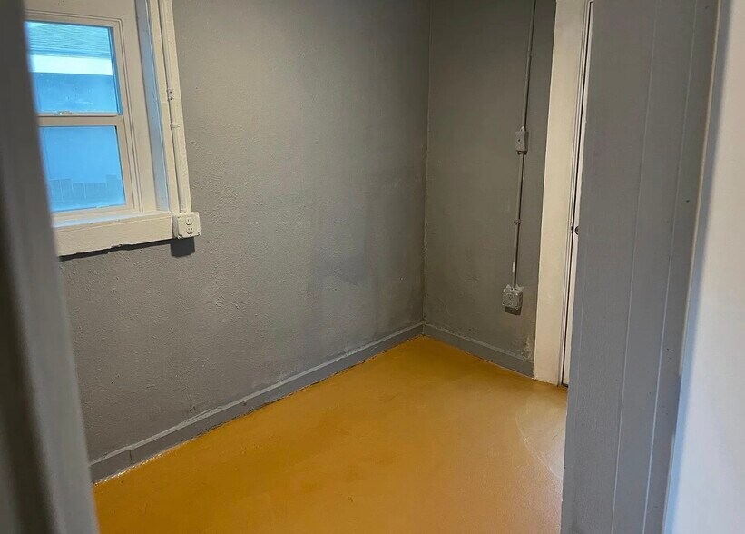 Building Photo - 3217 James Ave