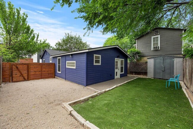 Building Photo - 2208 Santa Rita St