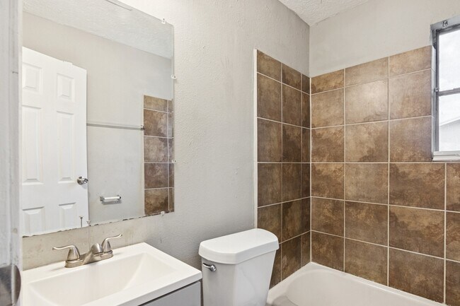 Building Photo - 3631 N MacGregor Way