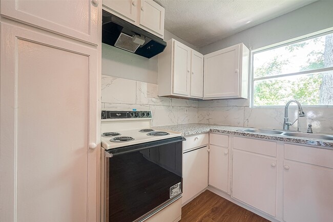 Building Photo - 4810 Carmen St