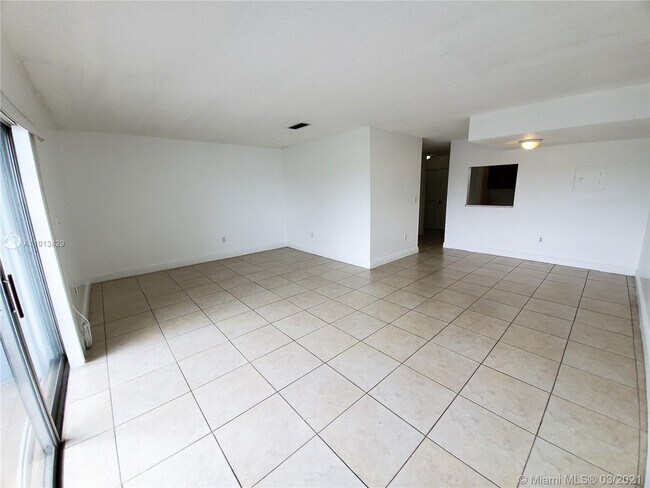 Building Photo - 9363 Fontainebleau Blvd