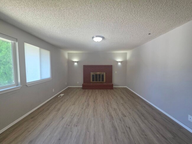 Building Photo - 7113 W Arrowhead Ave
