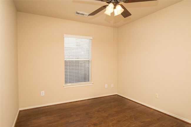 Building Photo - 416 Laddingford Ln