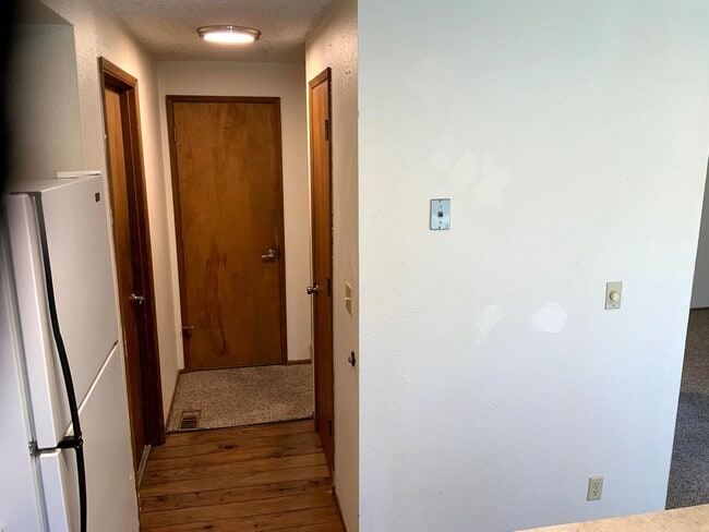 Building Photo - Two Bedroom Duplex in South Hills Area