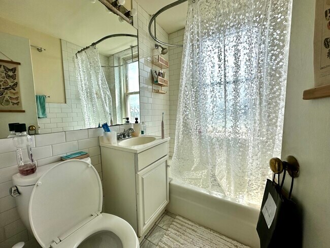 Building Photo - 108 Myrtle St