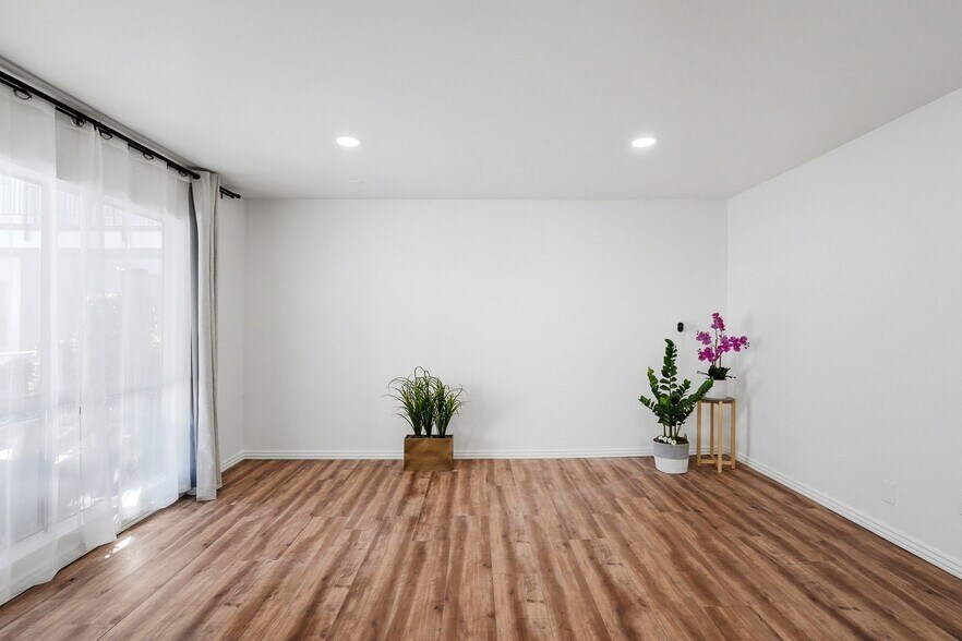 Building Photo - 13050 Dronfield Ave