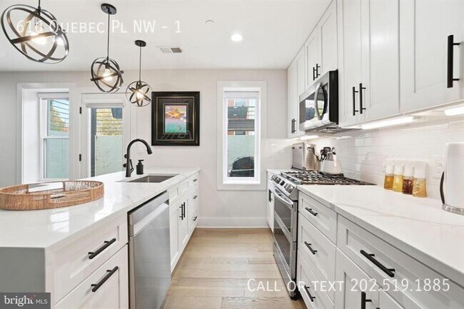 Building Photo - 616 Quebec Place NW