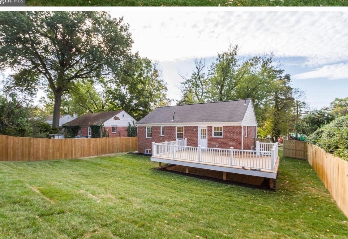 Back -CL deck & fenced yard - 4915 Strathmore Ave