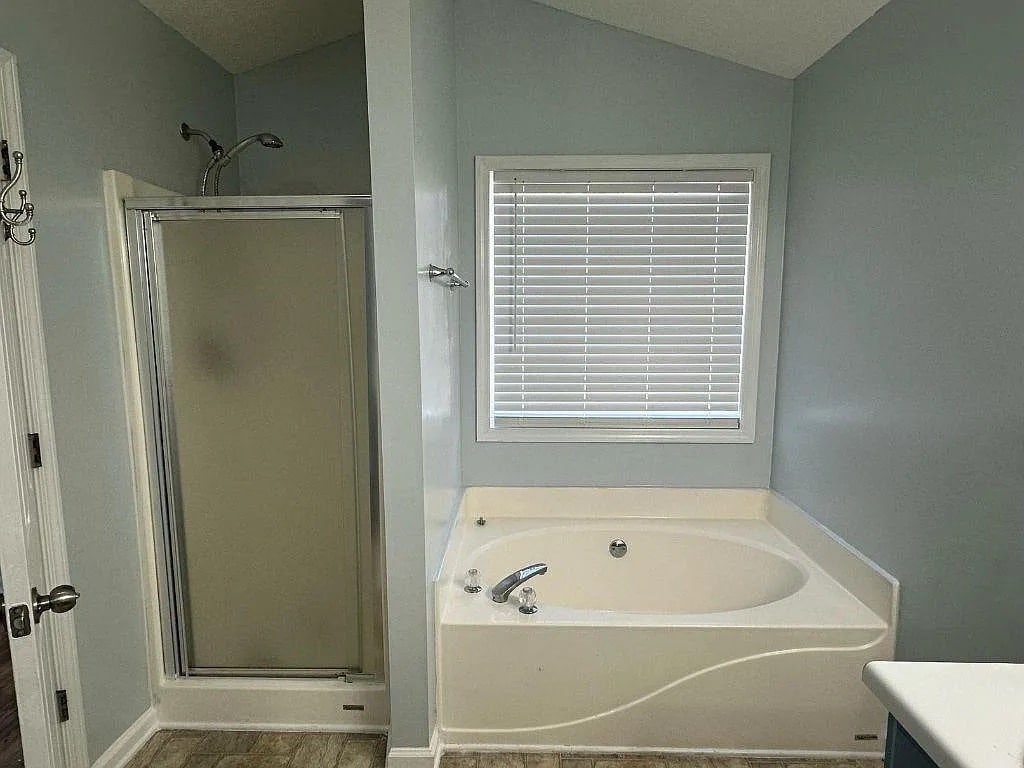 Building Photo - Room in House on Lakeview Rd