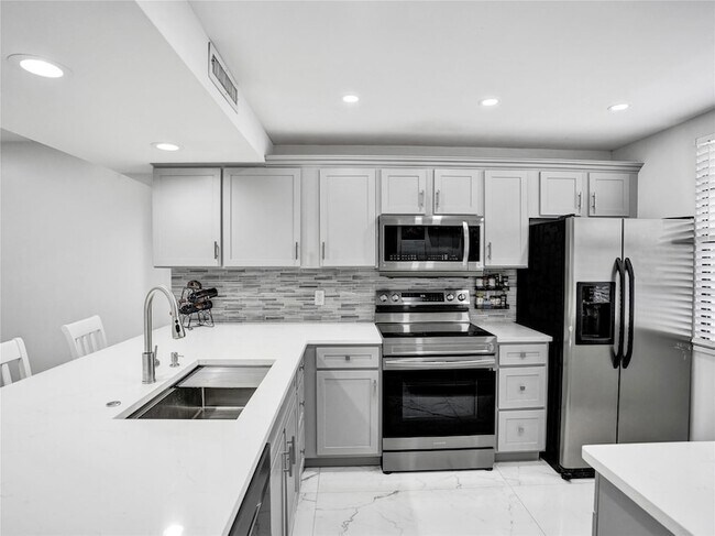 Building Photo - 6073 Balboa Cir