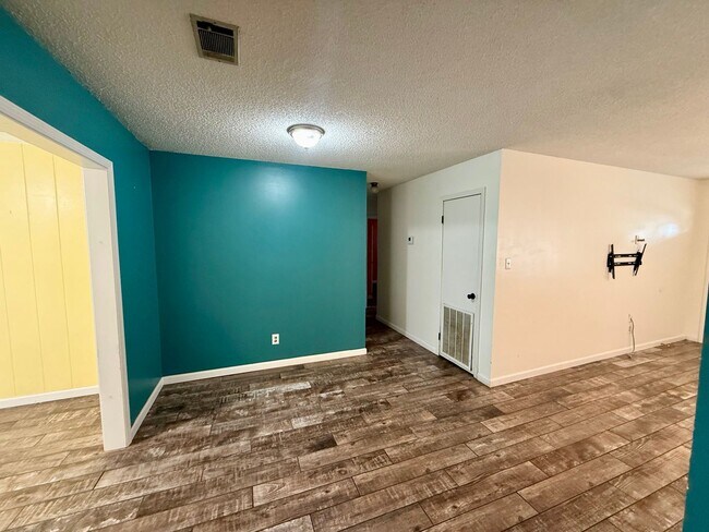 Building Photo - 1116 W Nettleton Ave