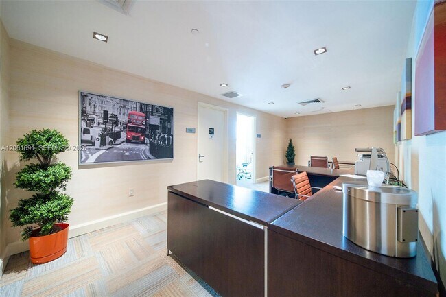 Building Photo - 950 Brickell Bay Dr