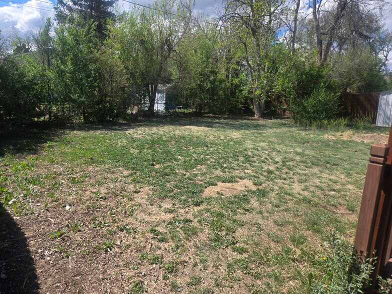 Building Photo - 1620 River Dr