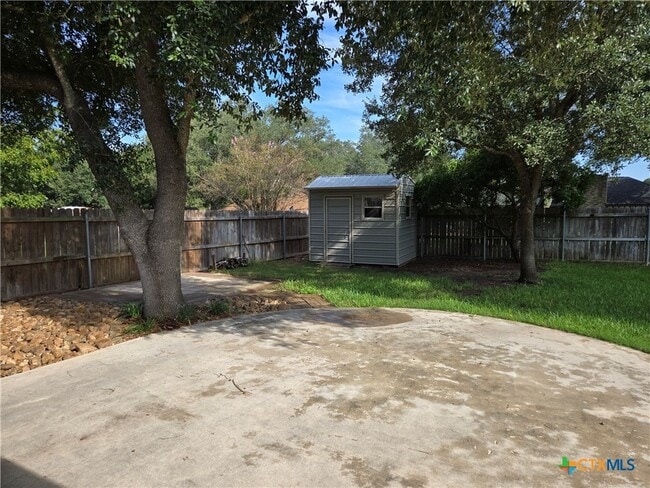 Building Photo - 776 Country Club Dr