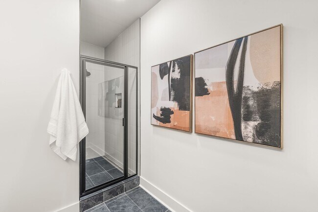 Building Photo - Modern Living in the Heart of Plaza Midwood!