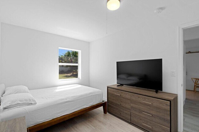 Building Photo - 212 SE 1st Ave