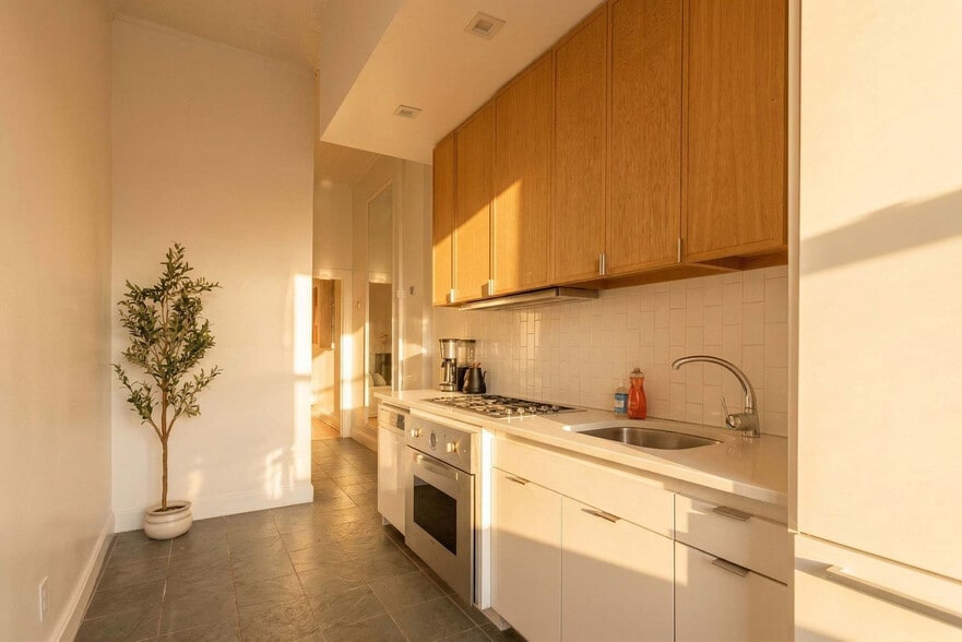 Building Photo - 3 E 9th St