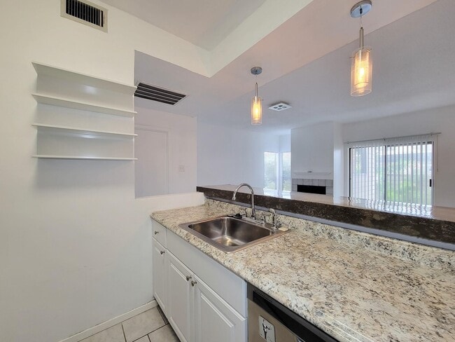 Building Photo - 7119 N Holiday Dr