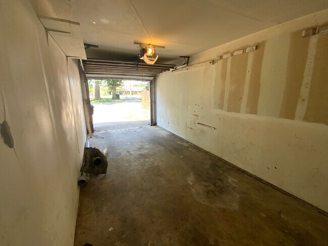 Building Photo - 2800 N Rockwell Ave