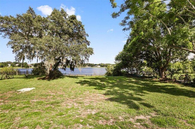 Building Photo - 5554 Palm Lake Cir