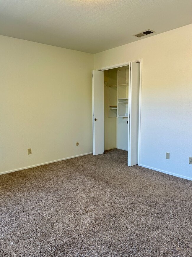 Building Photo - 2 Bedroom 1 Bath Near Downtown Available 8...