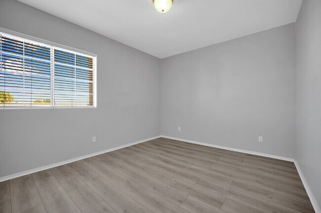 Building Photo - Spacious 4-bedroom, 3-car garage home feat...