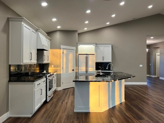 Building Photo - 3Bd/2Ba Single Story House - Available to ...