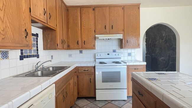 Building Photo - Charming 2bd 1bth Duplex