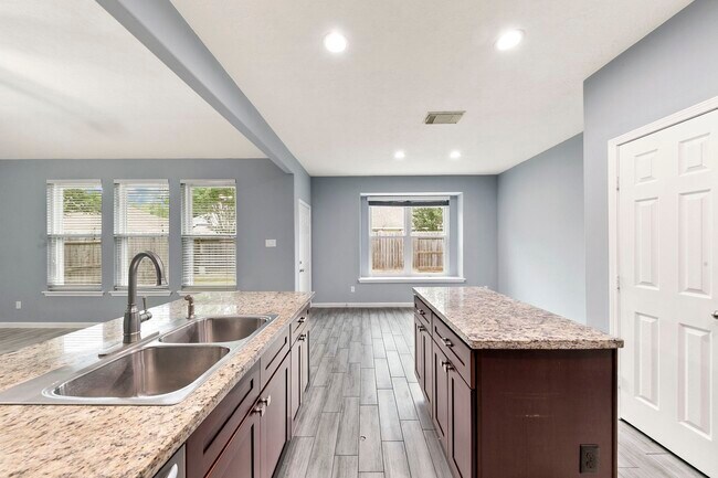 Building Photo - 5707 Overton Park Dr