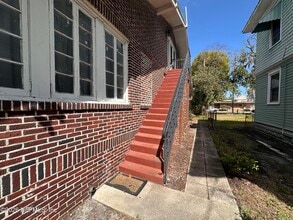 Building Photo - 231 W 10th St