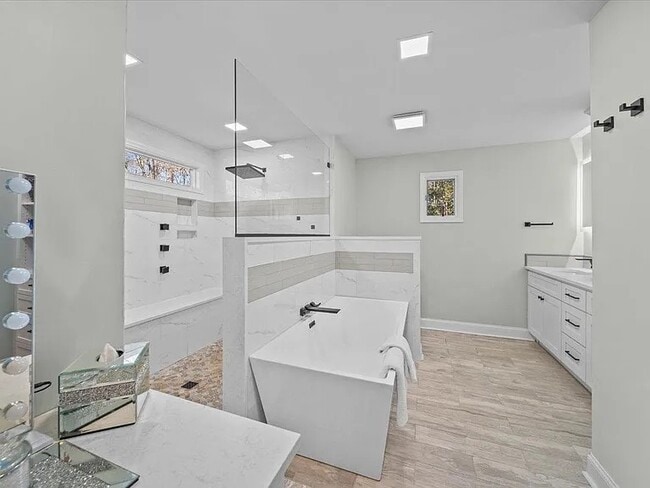 Building Photo - 353 Twin Oaks Dr