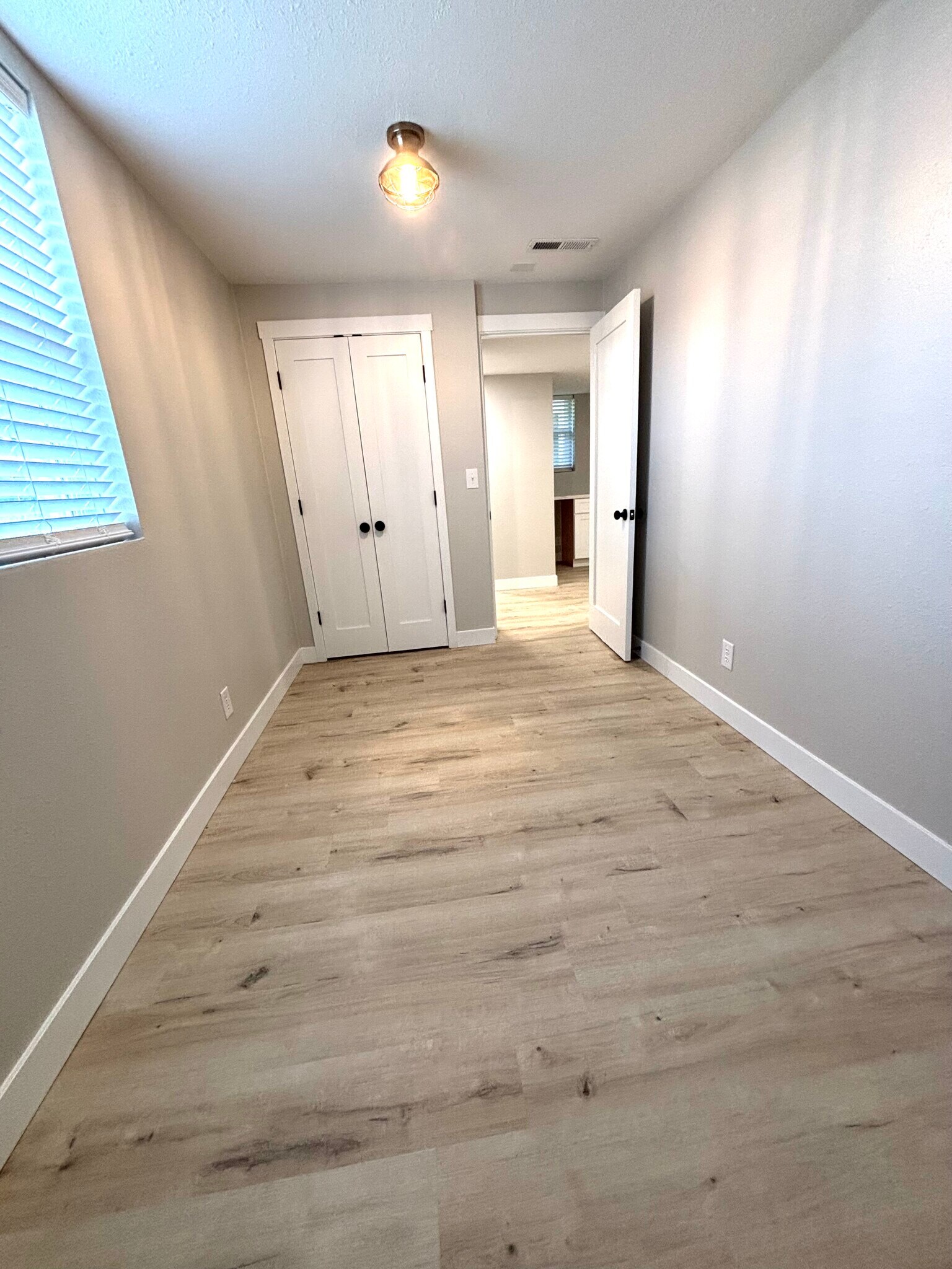 Bright bedrooms with closet - 2026 Lombard Ave