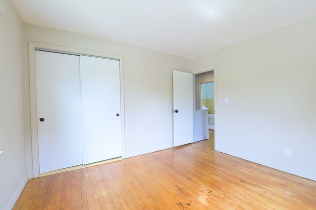 Building Photo - 4 Bedroom Colonial Home in Williamstown