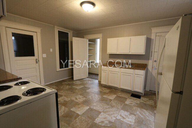 Building Photo - 539 1/2-539 1/2 S Adams St