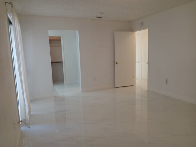 Building Photo - Stylish and Pet-Friendly 3-Bedroom Home in...